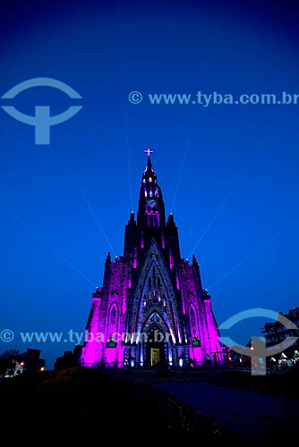  Vista da Paróquia de Nossa Senhora de Lourdes - também conhecida como Catedral de Pedra - com iluminação especial durante o anoitecer  - Canela - Rio Grande do Sul (RS) - Brasil