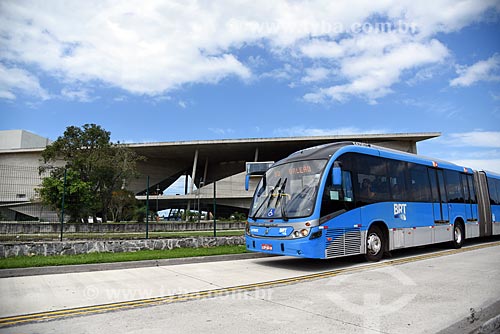 Ônibus do BRT (Bus Rapid Transit) Transcarioca na faixa exclusiva da Avenida Ayrton Senna com a Cidade das Artes ao fundo  - Rio de Janeiro - Rio de Janeiro (RJ) - Brasil