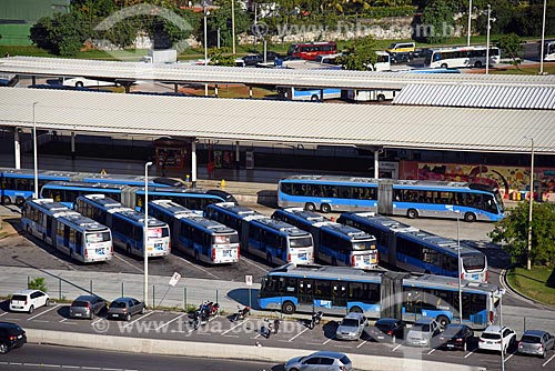  Vista de ônibus do BRT (Bus Rapid Transit) no Terminal Alvorada a partir da Cidade das Artes  - Rio de Janeiro - Rio de Janeiro (RJ) - Brasil