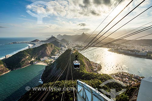  Bondinho fazendo a travessia entre o Morro da Urca e o Pão de Açúcar  - Rio de Janeiro - Rio de Janeiro (RJ) - Brasil