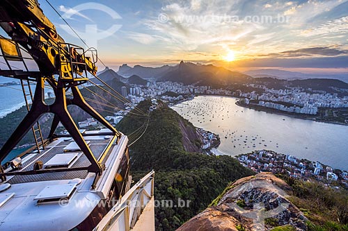  Bondinho fazendo a travessia entre o Morro da Urca e o Pão de Açúcar  - Rio de Janeiro - Rio de Janeiro (RJ) - Brasil