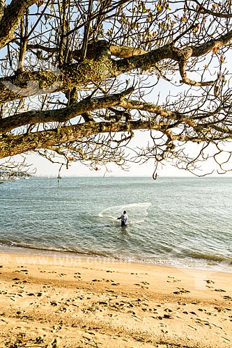  Pescador na orla da Praia de Santo Antônio de Lisboa  - Florianópolis - Santa Catarina (SC) - Brasil