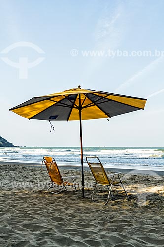  Guarda-sol e cadeiras de praia na Praia Central  - Balneário Camboriú - Santa Catarina (SC) - Brasil