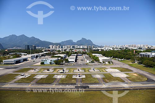  Vista da pista do Aeroporto Roberto Marinho - mais conhecido como Aeroporto de Jacarepaguá - com a Pedra da Gávea ao fundo  - Rio de Janeiro - Rio de Janeiro (RJ) - Brasil