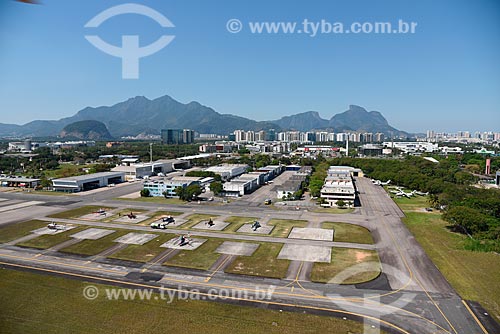  Vista da pista do Aeroporto Roberto Marinho - mais conhecido como Aeroporto de Jacarepaguá - com a Pedra da Gávea ao fundo  - Rio de Janeiro - Rio de Janeiro (RJ) - Brasil