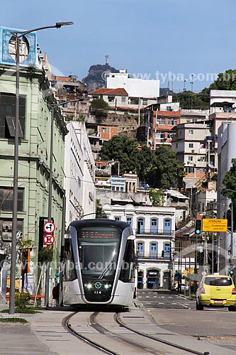  Veículo leve sobre trilhos na Rua Souza e Silva com o Cristo Redentor ao fundo  - Rio de Janeiro - Rio de Janeiro (RJ) - Brasil