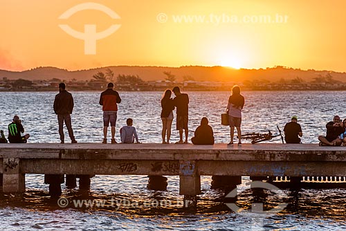  Pessoas observando o pôr do sol a partir do Porto da Barra na Praia de Manguinhos  - Armação dos Búzios - Rio de Janeiro (RJ) - Brasil