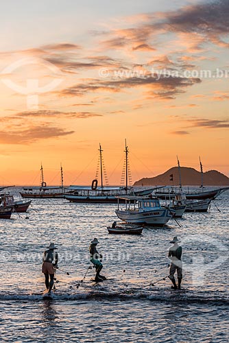  Vista da escultura dos Três Pescadores na orla da Praia da Armação durante o pôr do sol  - Armação dos Búzios - Rio de Janeiro (RJ) - Brasil