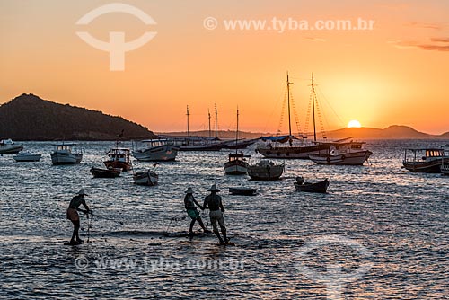  Vista da escultura dos Três Pescadores na orla da Praia da Armação durante o pôr do sol  - Armação dos Búzios - Rio de Janeiro (RJ) - Brasil