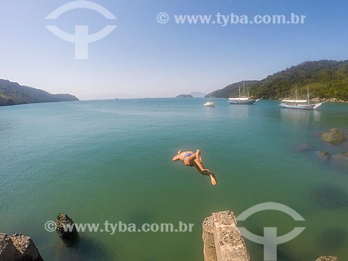  Homem saltando no mar na Praia do Pouso  - Angra dos Reis - Rio de Janeiro (RJ) - Brasil