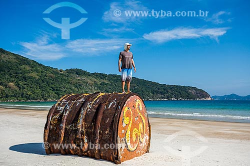  Homem sobre antigo barril de metal encalhado na Praia de Lopes Mendes  - Angra dos Reis - Rio de Janeiro (RJ) - Brasil