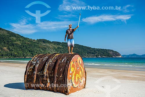  Homem fazendo uma selfie sobre antigo barril de metal encalhado na Praia de Lopes Mendes  - Angra dos Reis - Rio de Janeiro (RJ) - Brasil