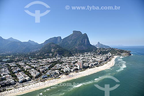  Foto aérea da orla da Praia da Barra da Tijuca com a Pedra da Gávea ao fundo  - Rio de Janeiro - Rio de Janeiro (RJ) - Brasil