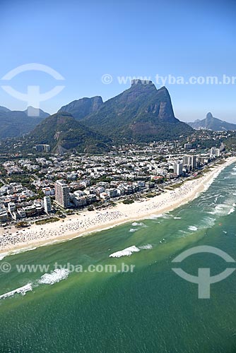  Foto aérea da orla da Praia da Barra da Tijuca com a Pedra da Gávea ao fundo  - Rio de Janeiro - Rio de Janeiro (RJ) - Brasil