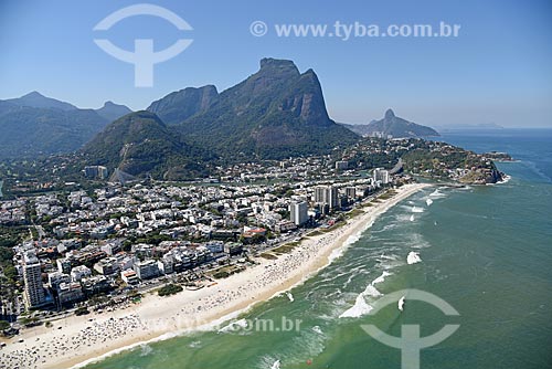  Foto aérea da orla da Praia da Barra da Tijuca com a Pedra da Gávea ao fundo  - Rio de Janeiro - Rio de Janeiro (RJ) - Brasil