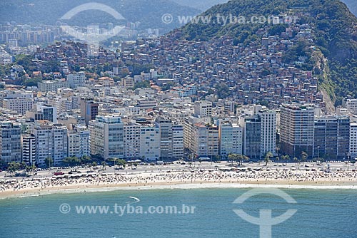  Foto aérea da orla da Praia de Copacabana com a favela do Cantagalo ao fundo  - Rio de Janeiro - Rio de Janeiro (RJ) - Brasil
