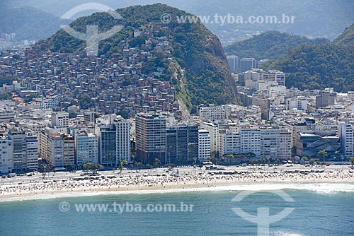  Foto aérea da orla da Praia de Copacabana com a favela do Cantagalo ao fundo  - Rio de Janeiro - Rio de Janeiro (RJ) - Brasil