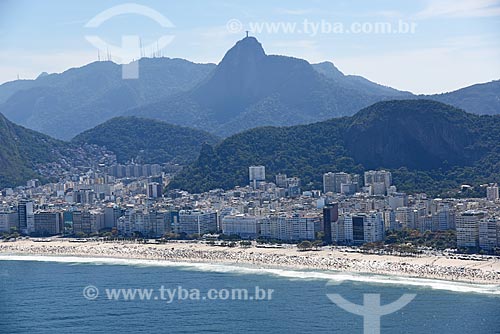  Foto aérea da orla da Praia de Copacabana com o Cristo Redentor ao fundo  - Rio de Janeiro - Rio de Janeiro (RJ) - Brasil