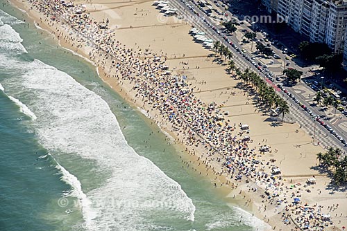  Foto aérea de banhistas na Praia de Copacabana  - Rio de Janeiro - Rio de Janeiro (RJ) - Brasil