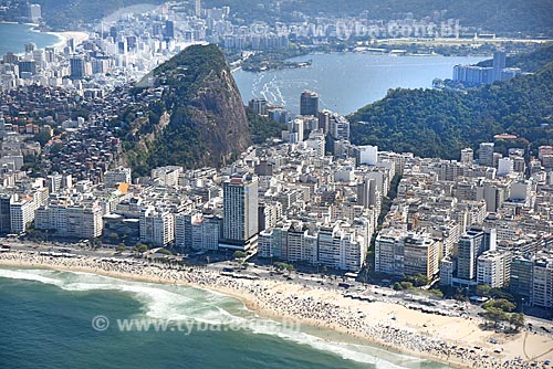  Foto aérea da orla da Praia de Copacabana e da favela do Cantagalo com a Lagoa Rodrigo de Freitas ao fundo  - Rio de Janeiro - Rio de Janeiro (RJ) - Brasil