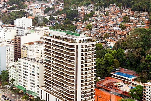  Vista de prédio na orla da Praia do Leme com o Morro Chapéu Mangueira ao fundo  - Rio de Janeiro - Rio de Janeiro (RJ) - Brasil