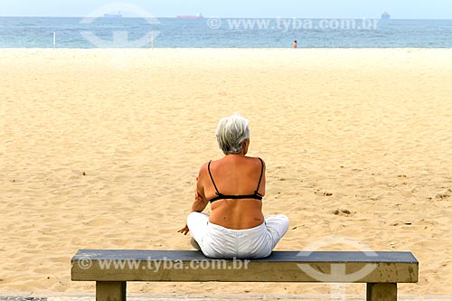  Mulher sentada em banco no calçadão da Praia do Leme  - Rio de Janeiro - Rio de Janeiro (RJ) - Brasil
