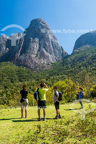  Turistas fotografando os Três Picos de Salinas no Parque Estadual dos Três Picos  - Teresópolis - Rio de Janeiro (RJ) - Brasil