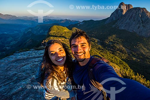  Casal fazendo uma selfie no Parque Estadual dos Três Picos com o Três Picos de Salinas ao fundo  - Teresópolis - Rio de Janeiro (RJ) - Brasil