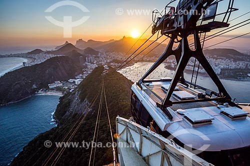  Bondinho fazendo a travessia entre o Morro da Urca e o Pão de Açúcar durante o pôr do sol  - Rio de Janeiro - Rio de Janeiro (RJ) - Brasil
