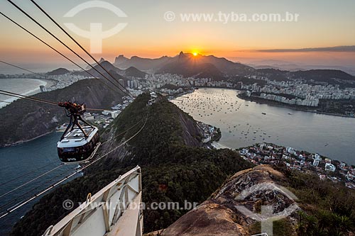  Bondinho fazendo a travessia entre o Morro da Urca e o Pão de Açúcar durante o pôr do sol  - Rio de Janeiro - Rio de Janeiro (RJ) - Brasil