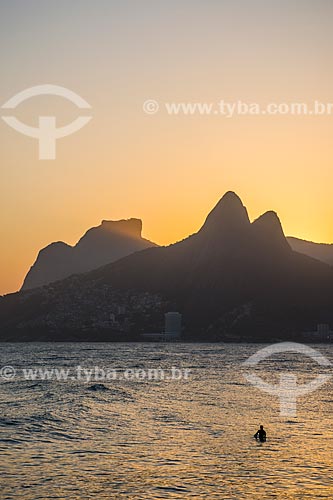  Vista do pôr do sol na Pedra da Gávea e Morro Dois Irmãos a partir da Praia do Arpoador  - Rio de Janeiro - Rio de Janeiro (RJ) - Brasil