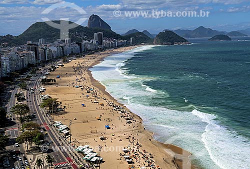  Vista da orla da Praia de Copacabana durante ressaca com o Pão de Açúcar ao fundo  - Rio de Janeiro - Rio de Janeiro (RJ) - Brasil
