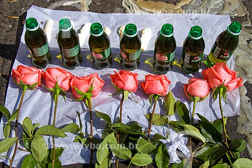  Detalhe de oferenda com 7 garrafas de refrigerante e 7 rosas na Igreja de São Cosme e Damião  - Rio de Janeiro - Rio de Janeiro (RJ) - Brasil