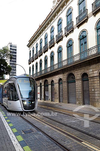  Veículo leve sobre trilhos ao lado de casario no centro do Rio de Janeiro  - Rio de Janeiro - Rio de Janeiro (RJ) - Brasil