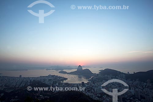  Vista do amanhecer a partir da Mirante Dona Marta com o Pão de Açúcar ao fundo  - Rio de Janeiro - Rio de Janeiro (RJ) - Brasil