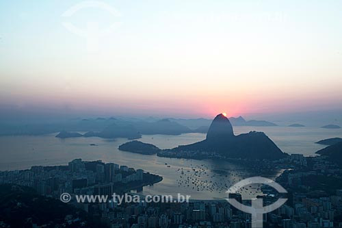  Vista do amanhecer a partir da Mirante Dona Marta com o Pão de Açúcar ao fundo  - Rio de Janeiro - Rio de Janeiro (RJ) - Brasil