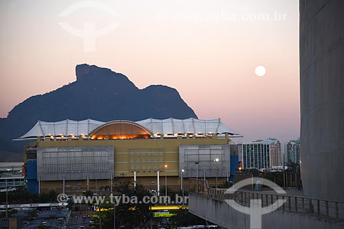  Vista do pôr do sol no Barra Shopping a partir da Cidade das Artes - antiga Cidade da Música - com a Pedra da Gávea ao fundo  - Rio de Janeiro - Rio de Janeiro (RJ) - Brasil