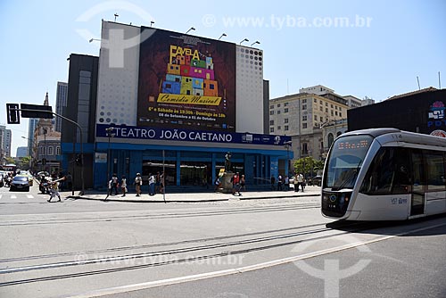  Veículo leve sobre trilhos em frente ao Teatro João Caetano (1813)  - Rio de Janeiro - Rio de Janeiro (RJ) - Brasil