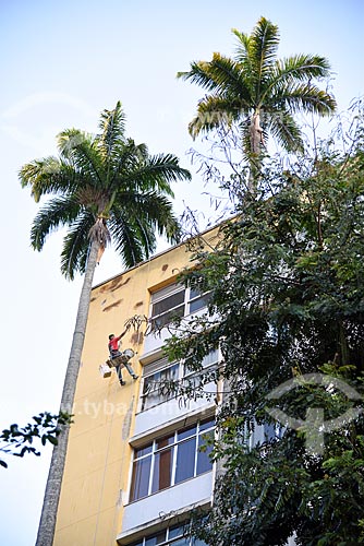  Homem reformando fachada de prédio  - Rio de Janeiro - Rio de Janeiro (RJ) - Brasil