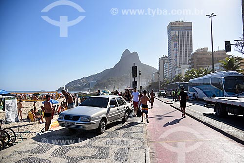  Acidente de trânsito na orla da Praia de Ipanema com o Morro Dois Irmãos ao fundo  - Rio de Janeiro - Rio de Janeiro (RJ) - Brasil