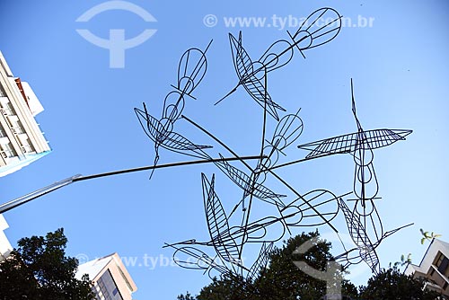  Detalhe de esculturas de ferro de beija-flores na estátua em homenagem ao cantor Cazuza na Praça Cazuza  - Rio de Janeiro - Rio de Janeiro (RJ) - Brasil