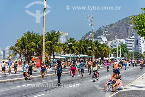  Pessoas na Avenida Atlântica - fechada ao trânsito para uso como área de lazer  - Rio de Janeiro - Rio de Janeiro (RJ) - Brasil