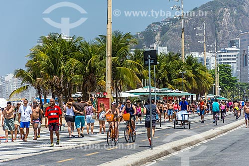 Pessoas na Avenida Atlântica - fechada ao trânsito para uso como área de lazer  - Rio de Janeiro - Rio de Janeiro (RJ) - Brasil