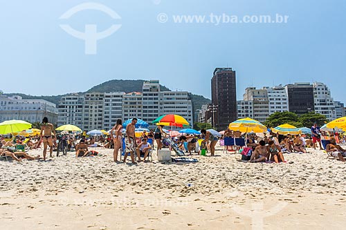  Vista de banhistas na orla da Praia de Copacabana  - Rio de Janeiro - Rio de Janeiro (RJ) - Brasil