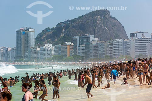  Vista de banhistas na orla da Praia de Copacabana com o Morro do Cantagalo ao fundo  - Rio de Janeiro - Rio de Janeiro (RJ) - Brasil