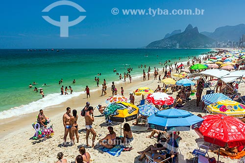  Banhistas na Praia de Ipanema com o Morro Dois Irmãos ao fundo  - Rio de Janeiro - Rio de Janeiro (RJ) - Brasil