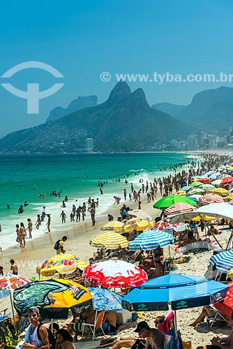  Banhistas na Praia de Ipanema com o Morro Dois Irmãos e a Pedra da Gávea ao fundo  - Rio de Janeiro - Rio de Janeiro (RJ) - Brasil