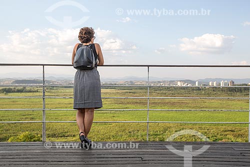  Mulher observando a paisagem a partir do Mirante Jornalista Mário Leme Galvão - mais conhecido como Mirante do Banhado  - São José dos Campos - São Paulo (SP) - Brasil