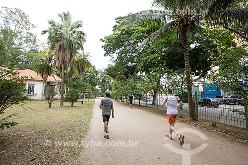  Homens correndo no Parque Vicentina Aranha  - São José dos Campos - São Paulo (SP) - Brasil