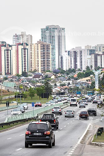  Vista do tráfego na Rodovia Monteiro Lobato (SP-50) com prédios ao fundo  - São José dos Campos - São Paulo (SP) - Brasil